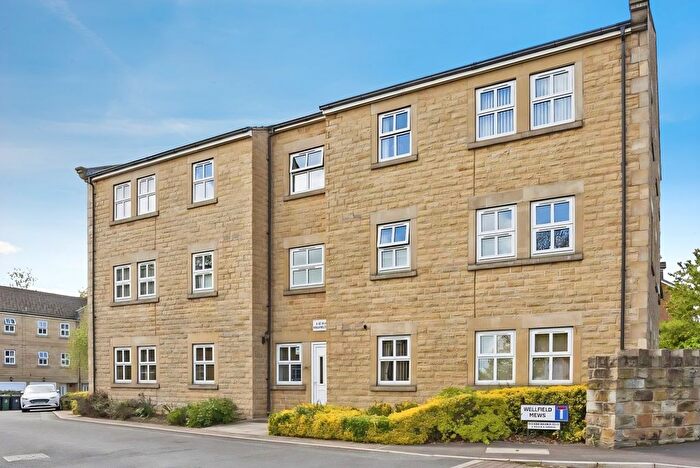 2 Bedroom Flat For Sale In Wellfield Mews, Dewsbury, WF13