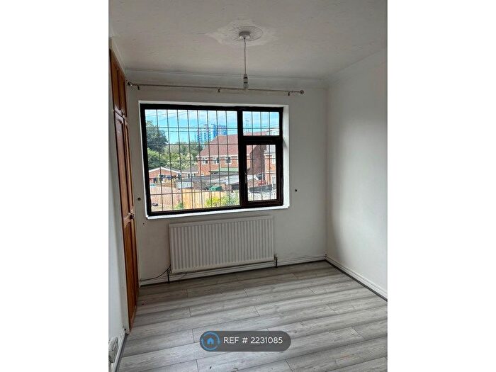 4 Bedroom Semi-Detached House To Rent In Stoneways Close, Luton, LU4