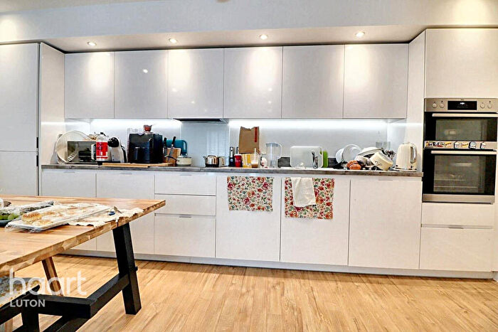 2 Bedroom Flat For Sale In Stirling Drive, Luton, LU2