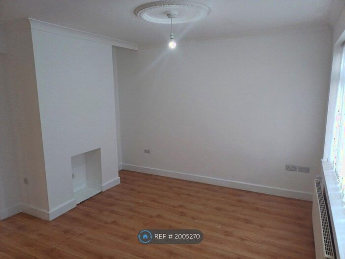 3 Bedroom Semi-Detached House To Rent In Kellett Walk, Leeds, LS12