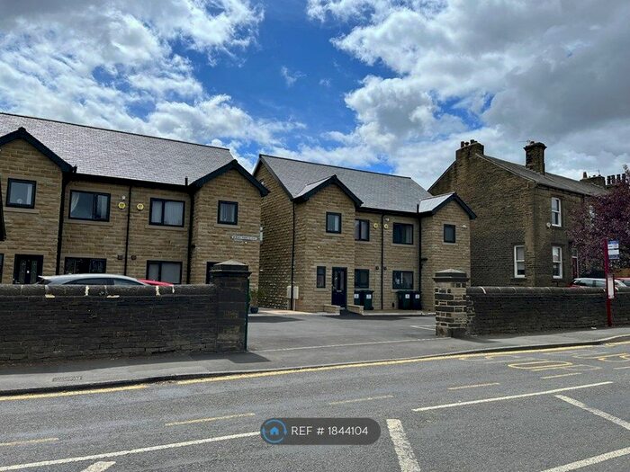 3 Bedroom Semi-Detached House To Rent In Wibsey Park Close, Bradford, BD6