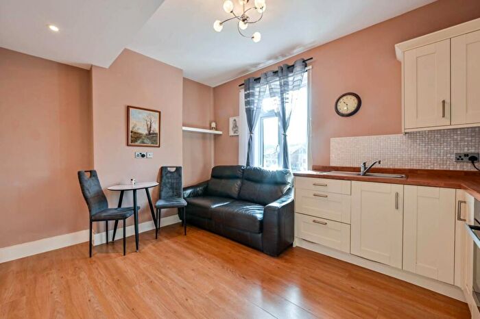 1 Bedroom Flat For Sale In Robin Hood Road, Knaphill, Woking, GU21