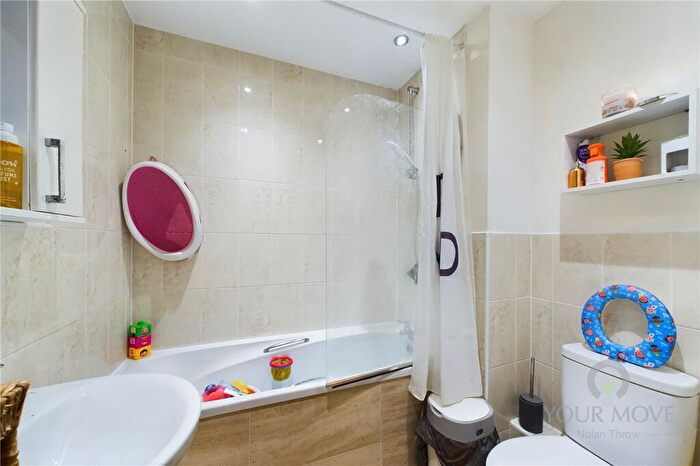 2 Bedroom Flat For Sale In Cotton Court, Northampton, NN4