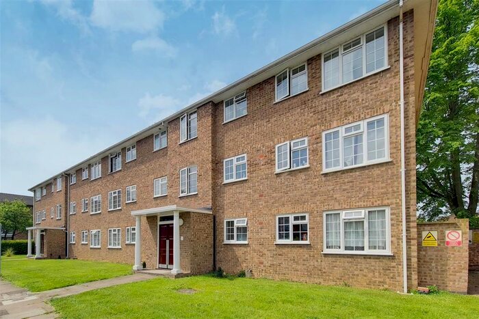 3 Bedroom Flat To Rent In Lark Avenue, Staines, TW18