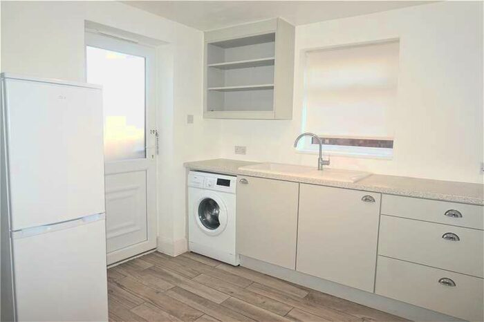 1 Bedroom Maisonette Flat To Rent In Petersfield Road, Staines-upon-thames, TW18