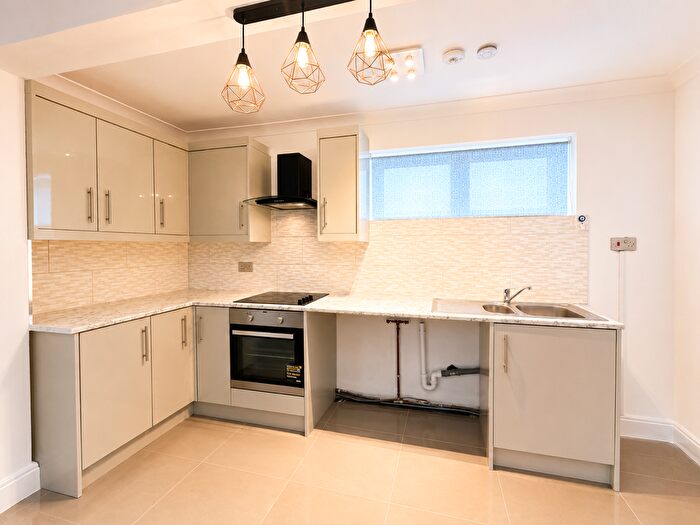 3 Bedroom Flat To Rent In Shopping Precinct, Pontefract, WF7