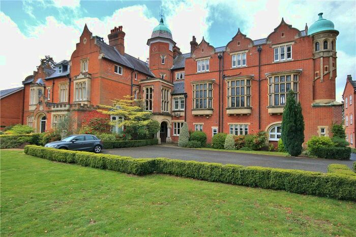 2 Bedroom Flat To Rent In Horseshoe Lane East, Guildford, Surrey, GU1