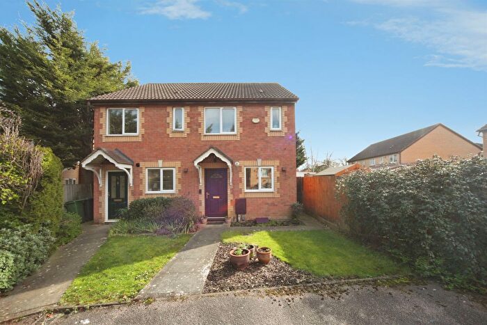 2 Bedroom Semi Detached House For Sale In Simpson Close, Leagrave, Luton, LU4