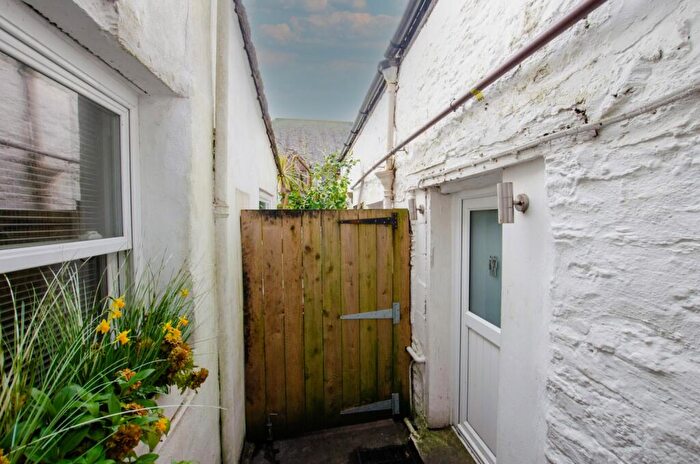 1 Bedroom Apartment For Sale In Fore Street, Lostwithiel, Cornwall, PL22