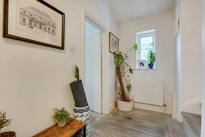 2 Bedroom Flat To Rent In Graham Road, Hackney, E8