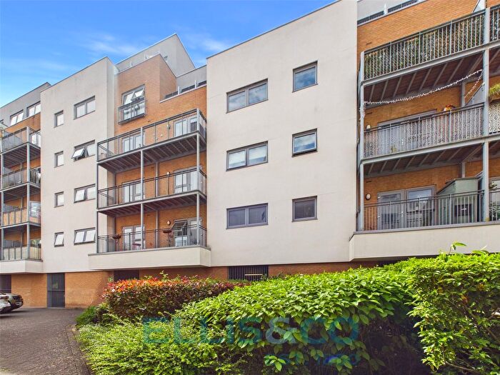 1 Bedroom Flat For Sale In Sovereign Way, Tonbridge, Kent, TN9