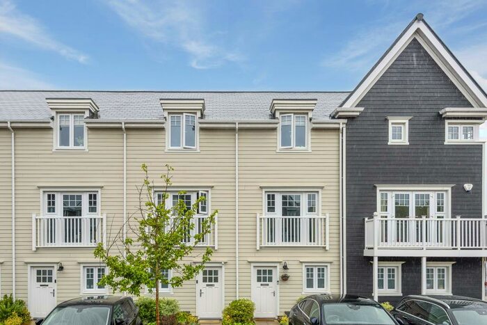 3 Bedroom Town House To Rent In Sunapee Road, Reading, RG2