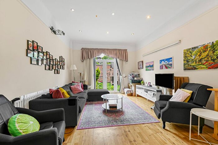 4 Bedroom Semi-Detached House To Rent In North End Road, Golders Green, NW11
