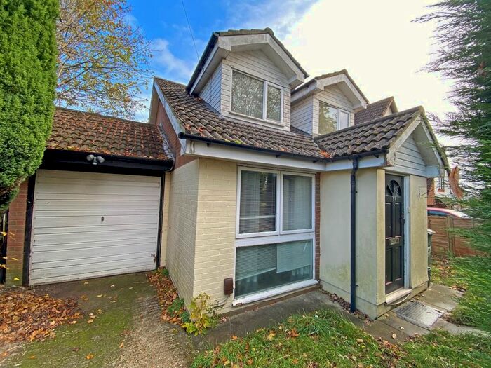 3 Bedroom Detached House To Rent In Common Road, Redhill, RH1