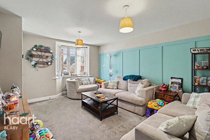 3 Bedroom Semi-Detached House For Sale In Gravel Pen, Leicester, LE18