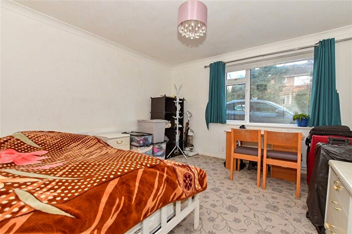 2 Bedroom Flat For Sale In Tonbridge Road, Maidstone, Kent, ME16