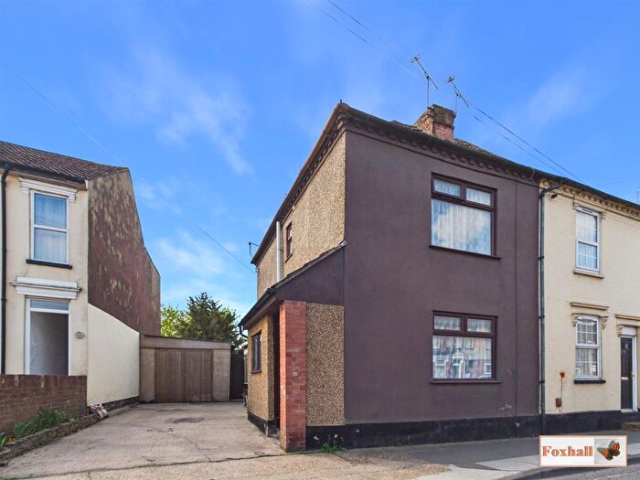 3 Bedroom Semi Detached House For Sale In Foxhall Road, Ipswich, IP3