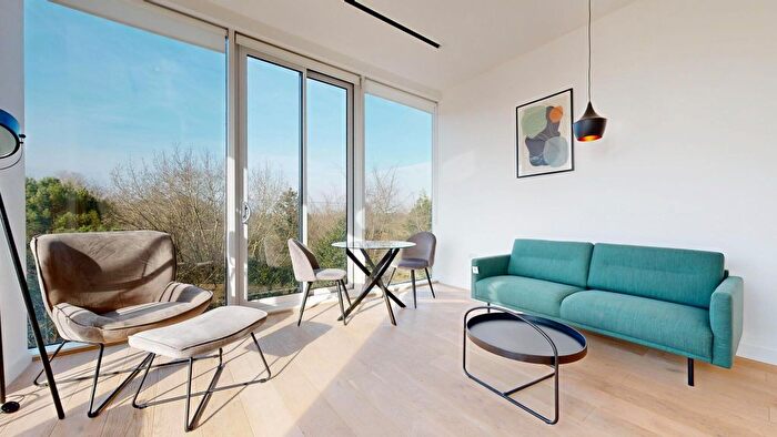 2 Bedroom Flat To Rent In Great West Road, Brentford, TW8