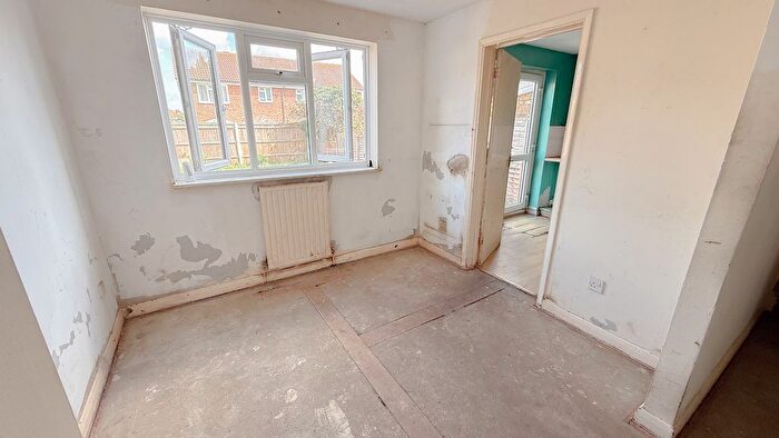3 Bedroom End Of Terrace House For Sale In Groveside Close, Carshalton, Surrey., SM5