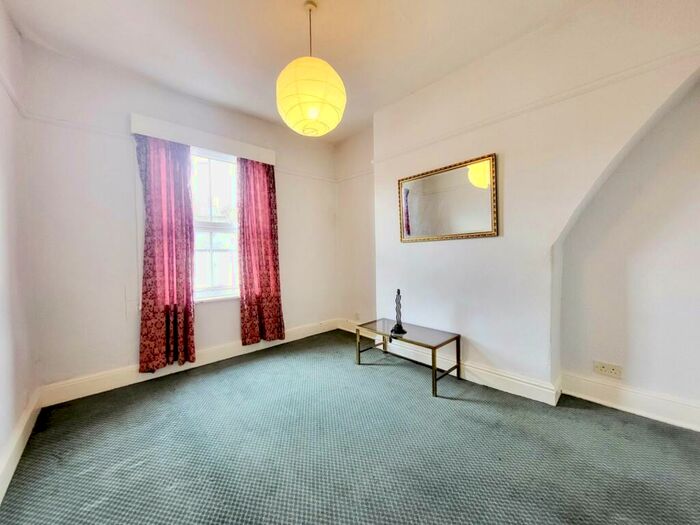 1 Bedroom Flat To Rent In Bramhall Lane, Stockport, SK2