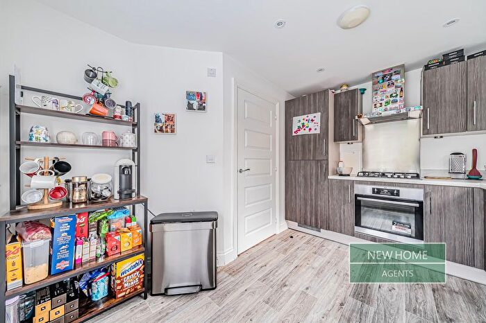 3 Bedroom End Of Terrace House For Sale In Fullbrook Avenue, Reading, RG7