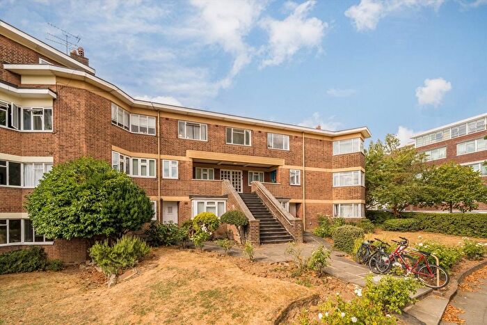 3 Bedroom Flat For Sale In Hanger Green, Ealing, W5