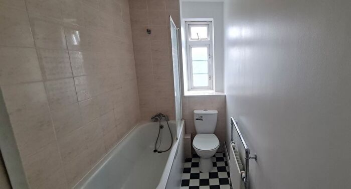 1 Bedroom Flat To Rent In Ashford Court, Ashford Road, Cricklewood, NW2