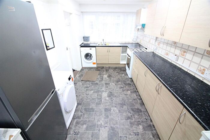3 Bedroom Flat To Rent In Dunedin Way, Hayes, UB4