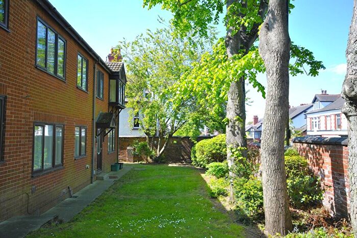 2 Bedroom Flat For Sale In Axholme Court, Doncaster, DN2
