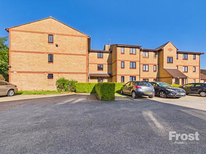2 Bedroom Apartment To Rent In Lowestoft Drive, Slough, Berkshire, SL1