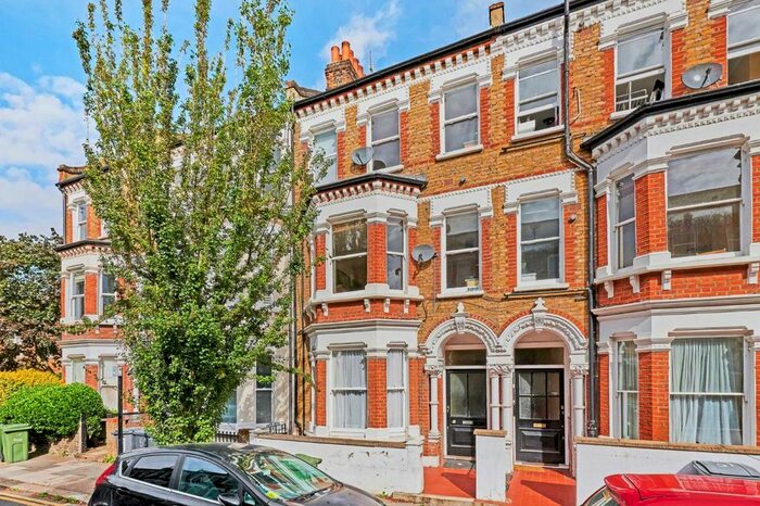 3 Bedroom Flat To Rent In Tremadoc Road, London, SW4