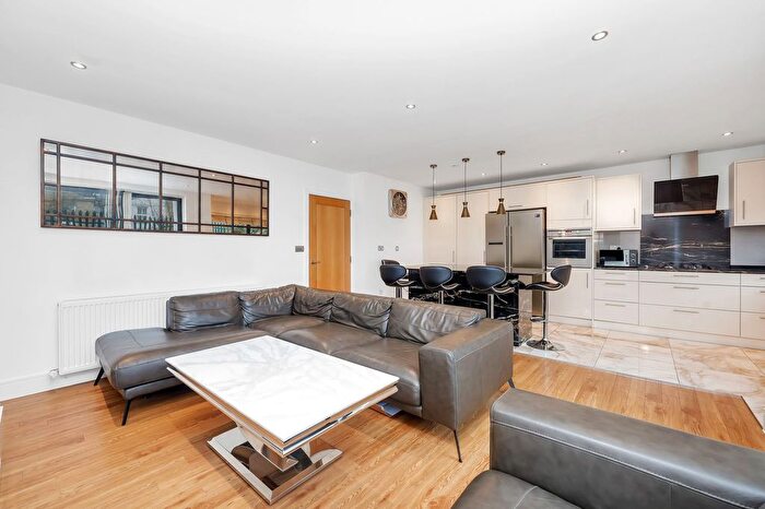 2 Bedroom Flat To Rent In Green Lanes, Stefan House, N21
