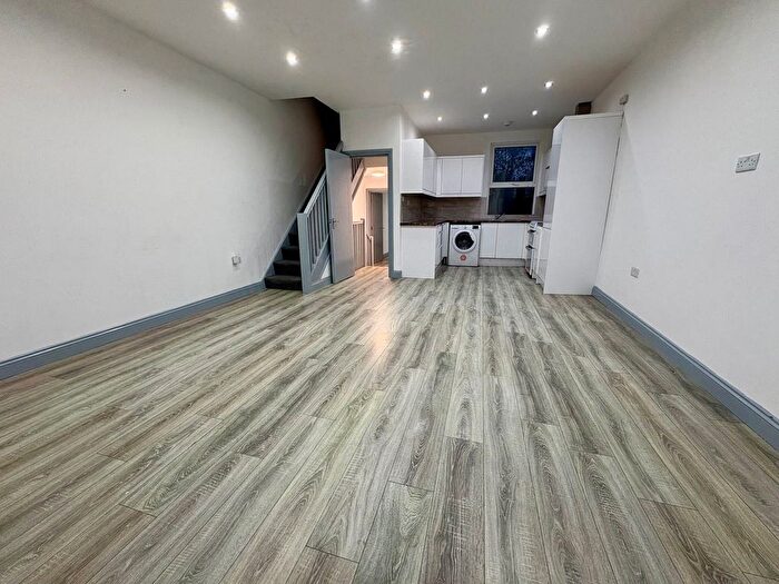 3 Bedroom Flat To Rent In Whitehorse Lane, London, SE25