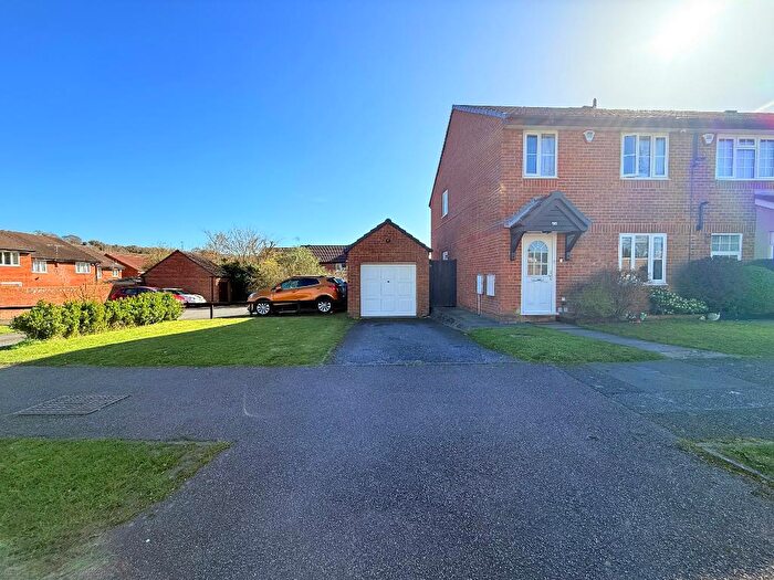 3 Bedroom End Of Terrace House For Sale In Bushmead Road, Old Bedford Road Area, Luton, Bedfordshire, LU2