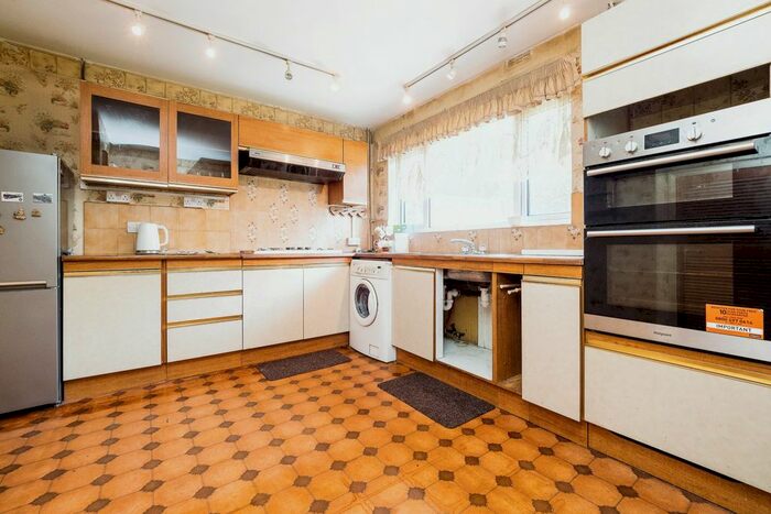 3 Bedroom Terraced House For Sale In Thatches Grove, Romford, RM6