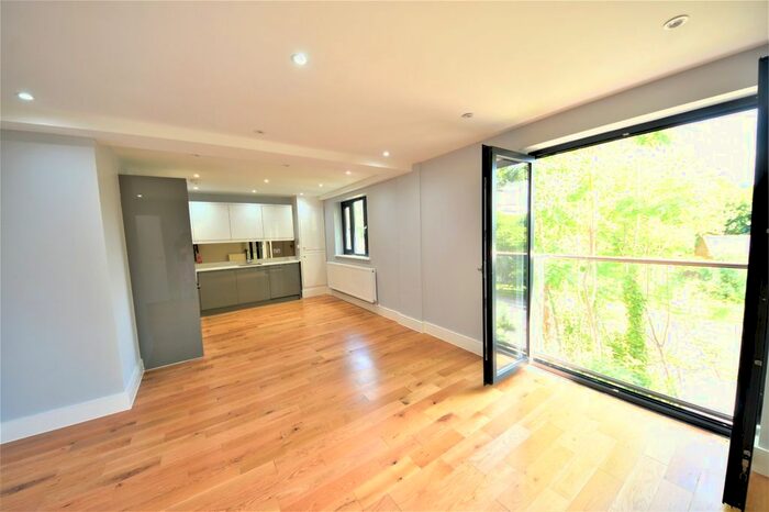 2 Bedroom Flat To Rent In Treadaway Hill, Loudwater, High Wycombe, HP10