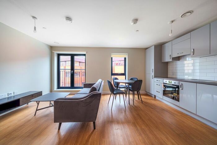 2 Bedroom Flat To Rent In Market Street, Newbury, RG14