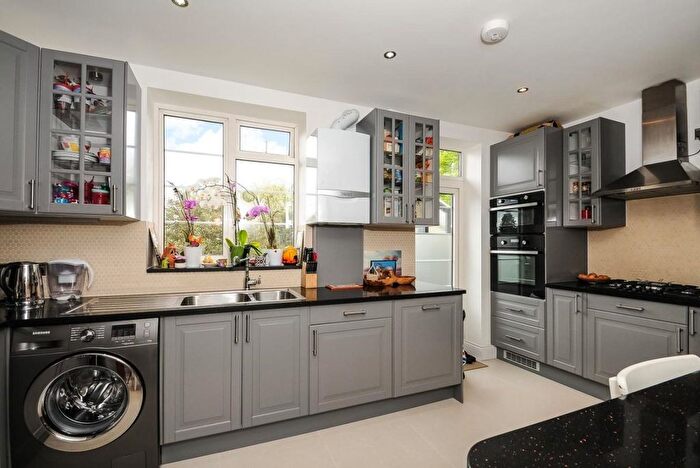 3 Bedroom Flat To Rent In Wimbledon Park Side, London, SW19