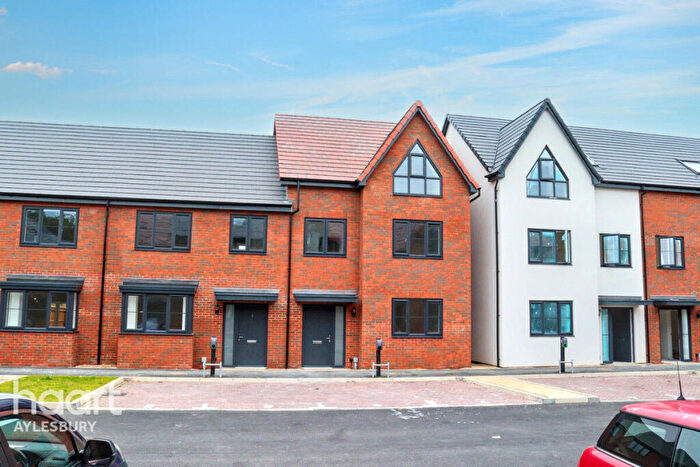 4 Bedroom Terraced House For Sale In Eighth Avenue, Aylesbury, HP19