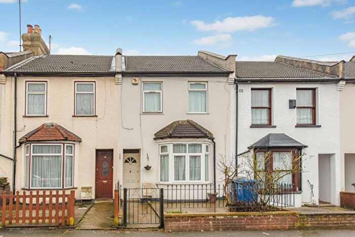 3 Bedroom Terraced House To Rent In Lodge Lane, Woodside Park, London, N12