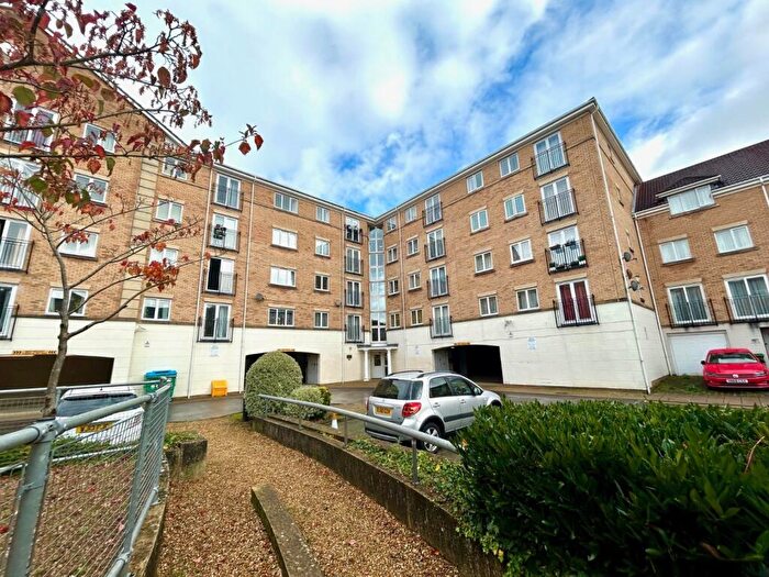 2 Bedroom Flat For Sale In The Dell, Southampton, Hampshire, SO15