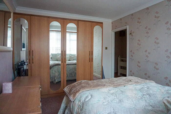 3 Bedroom End Of Terrace House For Sale In Hadley Road, Mitcham, CR4