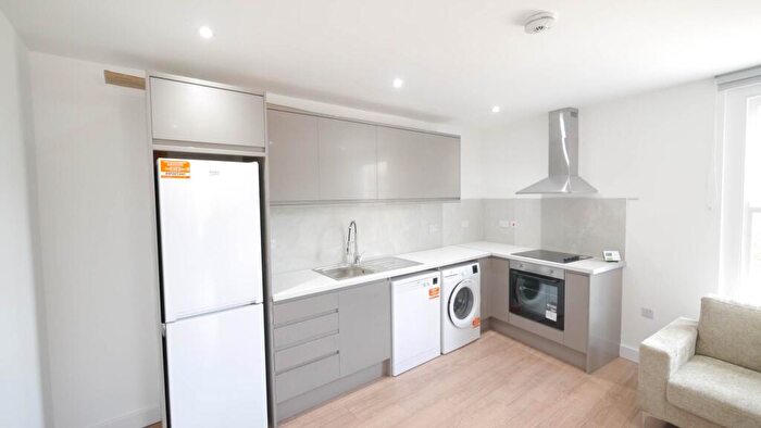 3 Bedroom Apartment To Rent In Lanesdowne Drive, London, E8