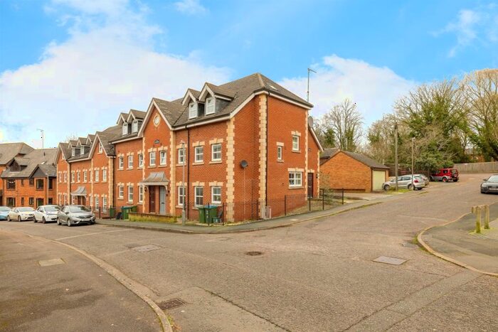3 Bedroom Flat To Rent In Station Terrace, Buckingham, MK18