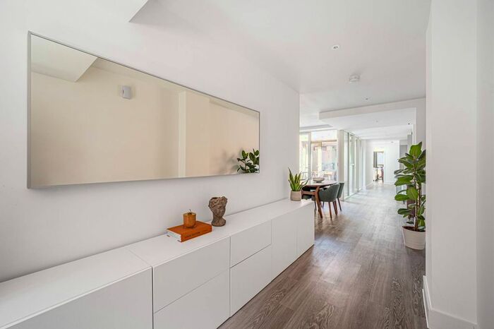 3 Bedroom Terraced House To Rent In Edgewood Mews, Finchley, London, N3