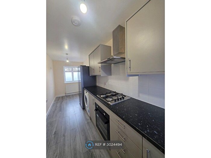 3 Bedroom Flat To Rent In North Circular Road, London, NW2