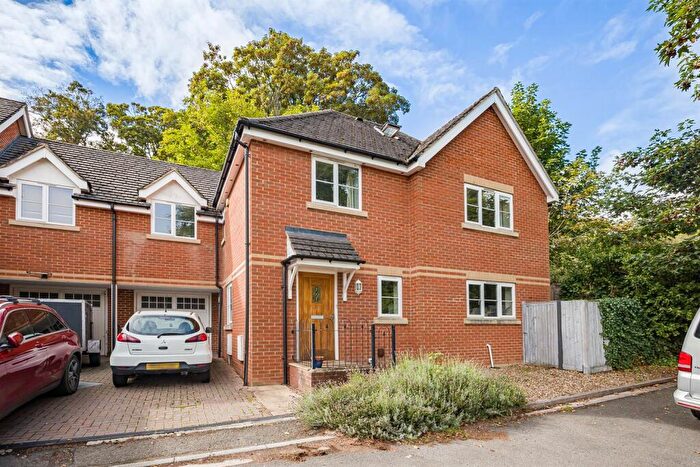 4 Bedroom Link Detached House For Sale In Knighton Close, Caversham, Reading, RG4
