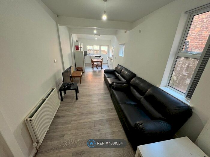 7 Bedroom Semi-Detached House To Rent In Booth Avenue, Manchester, M14