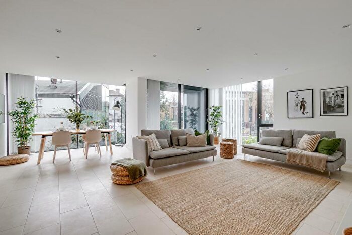 3 Bedroom Flat To Rent In Oval Road, Primrose Hill, NW1