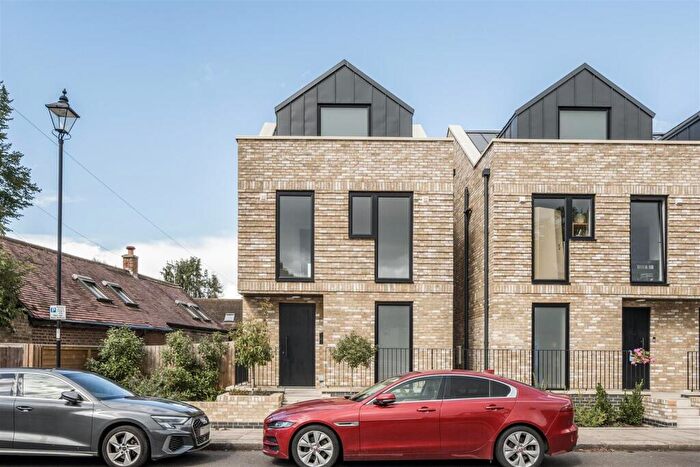 3 Bedroom House For Sale In Little Park Gardens, Enfield, EN2